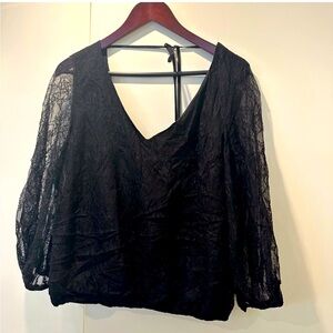 Alice + Olivia black lace V-neck blouse Sz L